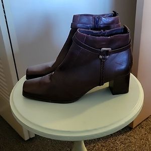 Khombu brown leather ankle boots. Size US 9m